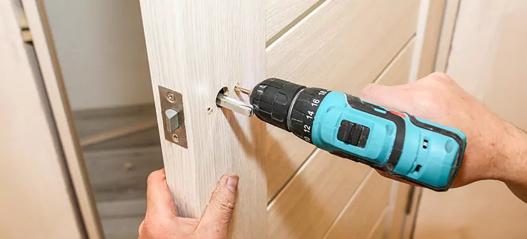 Old Door Knob Repair in Lauderdale Lakes, FL
